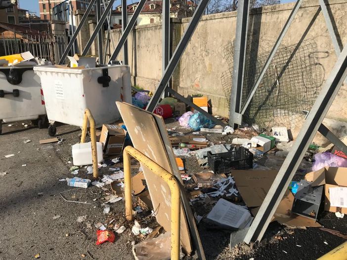 Stazione Fs di Varese, all'ingresso del parcheggio dei pendolari una discarica a cielo aperto Stazione Fs di Varese, all'ingresso del parcheggio dei pendolari una discarica a cielo aperto