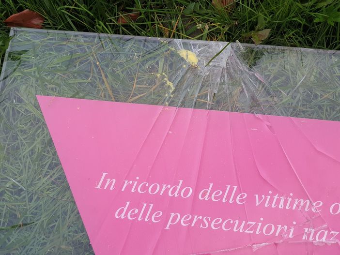 Varese, vandalizzata la targa in memoria delle vittime omosessuali perseguitate dal nazifascismo