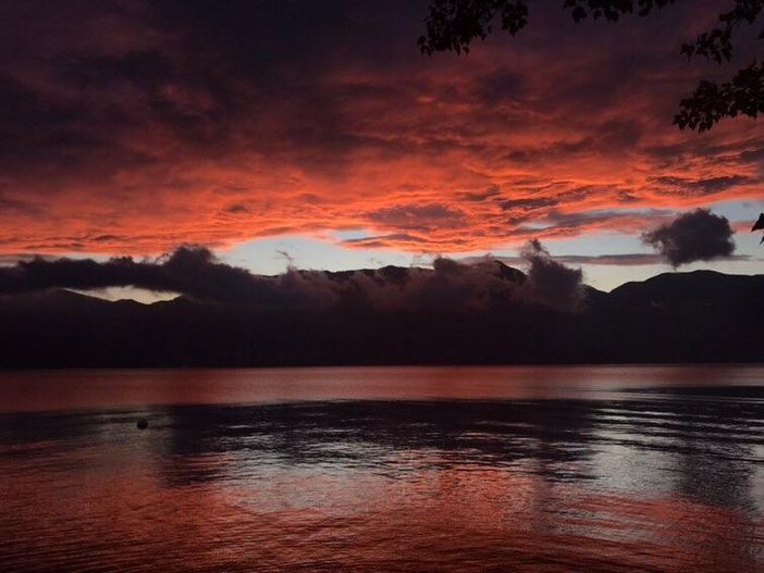 VIDEO. Mille sfumature di rosso. Il tramonto sul lago Maggiore è da opera d'arte