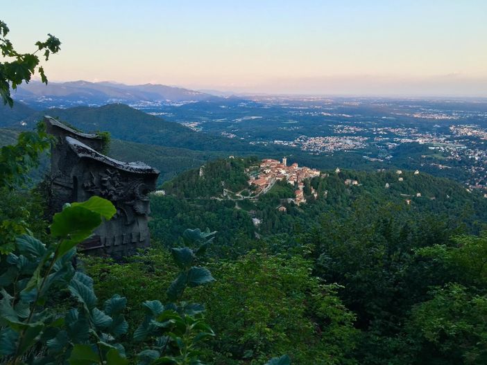 Varese e la sua provincia dall'alto sono verdissime (foto di Giuseppe Marangon) ma i dati dell'indagine "Ecosistema Urbano" non la pensano esattamente così