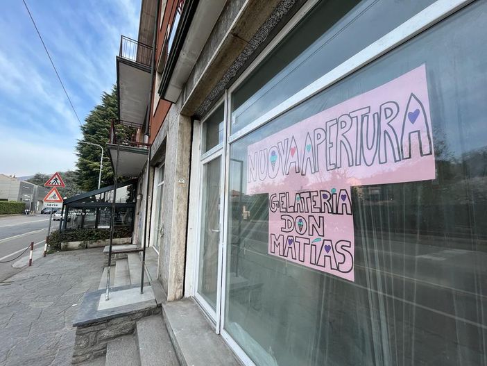 La vetrina di Don Matias che annuncia la prossima apertura