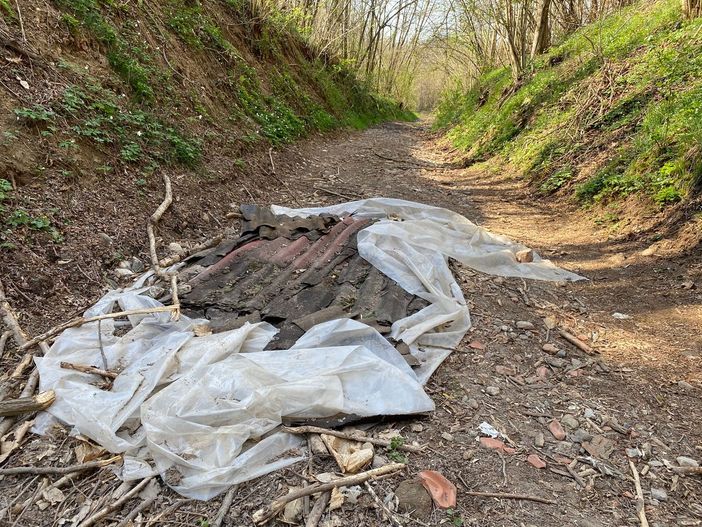 LA VERGOGNA. Varese, lastre di eternit nel sentiero tra la chiesa di Santo Stefano e i prati frequentati anche da famiglie con bimbi