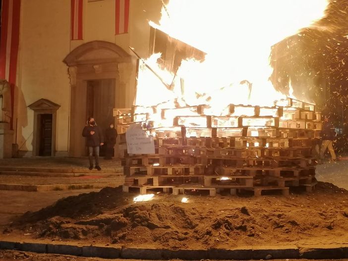 Il Covid ferma la festa per il Falò di Sant’Antonio: niente bancarelle e pira in forse