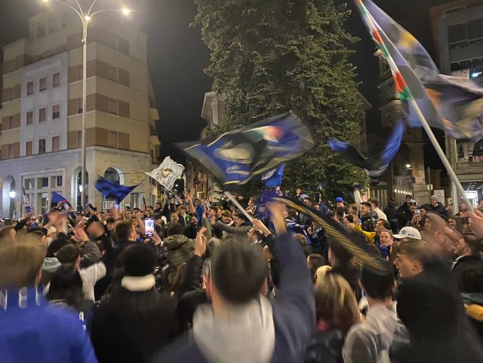 Uno dei primi tifosi ad approssimarsi in piazza Monte Grappa per festeggiare lo scudetto dell'Inter