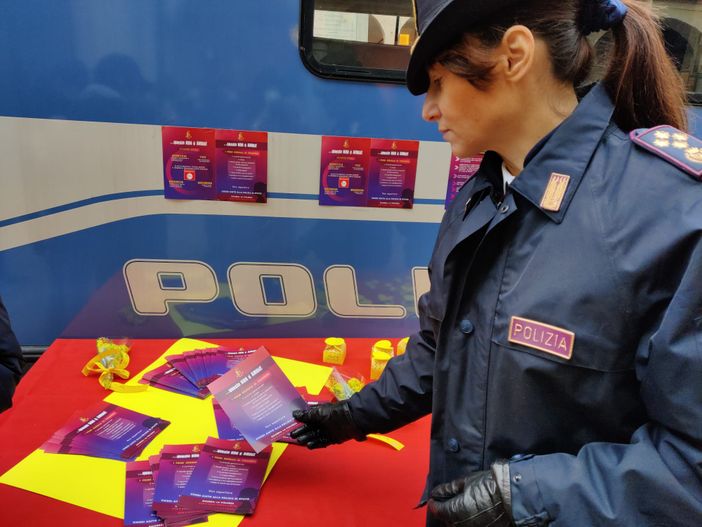 Festa delle donne, la Polizia in piazza con il progetto “Questo non è amore”