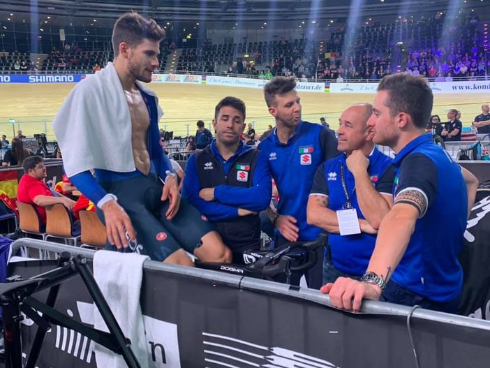 Filippo Ganna, 23 anni, scherza con lo staff azzurro poco dopo aver battuto il record del mondo: è la foto con cui il ct Davide Cassani ha descritto lo spirito che si respira nella nazionale ai Mondiali su pista di Berlino