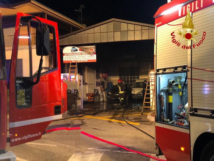Incendio in un'autofficina di Germignaga: intervengono i vigili del fuoco Incendio in un'autofficina di Germignaga: intervengono i vigili del fuoco