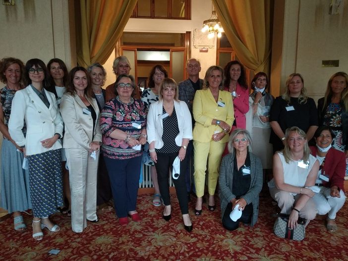 Il gruppo di mentor e relatrici che ieri, mercoledì 14 luglio, hanno partecipato alla conferenza stampa di chiusura del progetto "Mentoring al femminile"