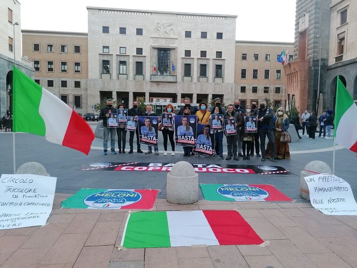 VIDEO. «Basta coprifuoco», il sit-in di Fratelli d’Italia in piazza Monte Grappa VIDEO. «Basta coprifuoco», il sit-in di Fratelli d’Italia in piazza Monte Grappa