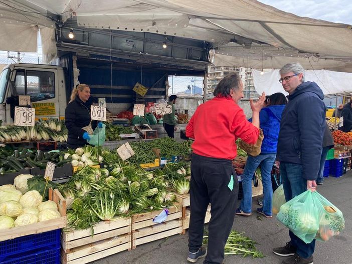 Il sindaco Galimberti fa la spesa al mercato: «Tenere vivo il senso di comunità è il miglior modo per andare avanti».