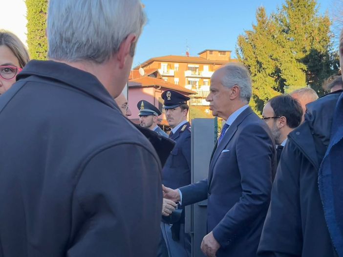 FOTO. L'omaggio a Maroni del ministro dell'Interno Piantedosi