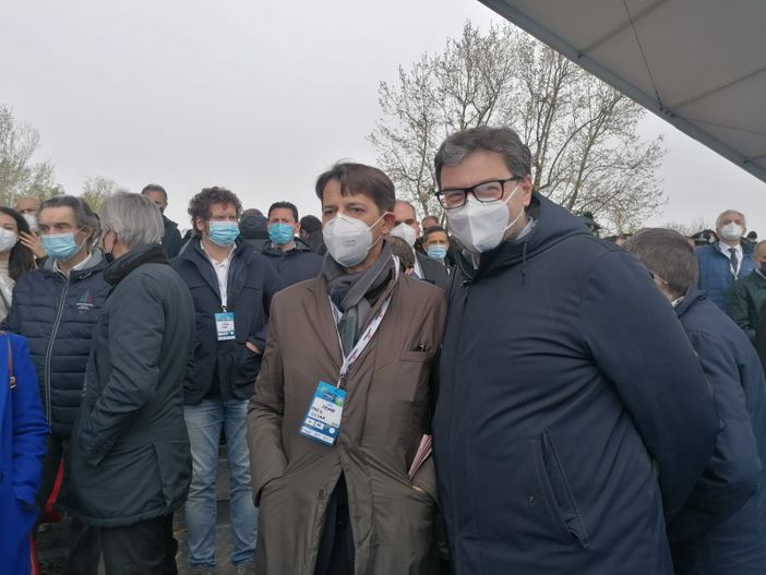 VIDEO. Giorgetti e Galimberti in tribuna d'onore alla Schiranna. Il ministro varesino: «L'acqua porta bene» VIDEO. Giorgetti e Galimberti in tribuna d'onore alla Schiranna. Il ministro varesino: «L'acqua porta bene»