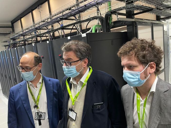 FOTO e VIDEO. Giorgetti in visita alle aziende di Varese: «Qui c’è l’Italia che lavora, produce e mantiene il sistema»