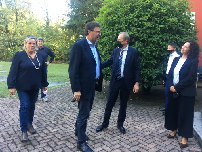 Il ministro Giorgetti accolto a Villa Calcaterra