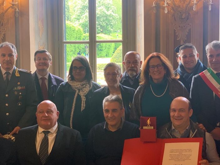 Daniela Colonna Preti, accanto al sindaco Galimberti, ha ricevuto la Girometta d'oro ed è in foto insieme a tutti gli altri premiati in Salone Estense dalla Famiglia Bosina