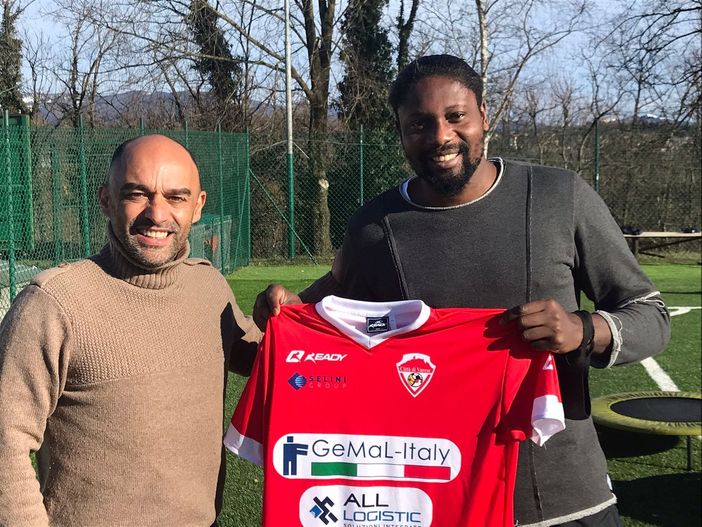 Ebagua con il ds Califano e la sua nuova maglia