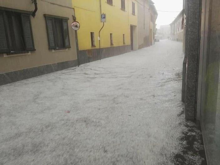 Suno (Novara) invasa da una marea di grandine