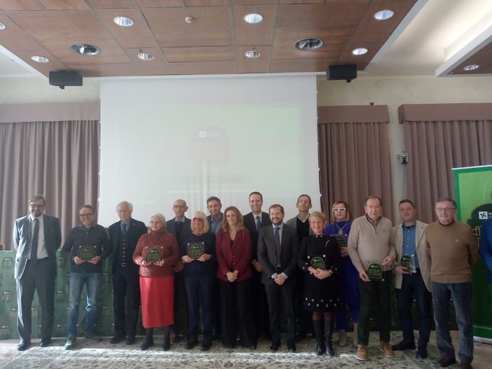 FOTO&amp;VIDEO. Tradizione ed emozione: premiati a Ville Ponti 43 negozi storici del Varesotto: «Siete un ponte tra passato e futuro»