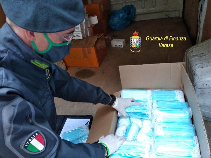 VIDEO. Sequestrate 68mila mascherine non certificate: imprenditore cinese segnalato per frode in commercio VIDEO. Sequestrate 68mila mascherine non certificate: imprenditore cinese segnalato per frode in commercio