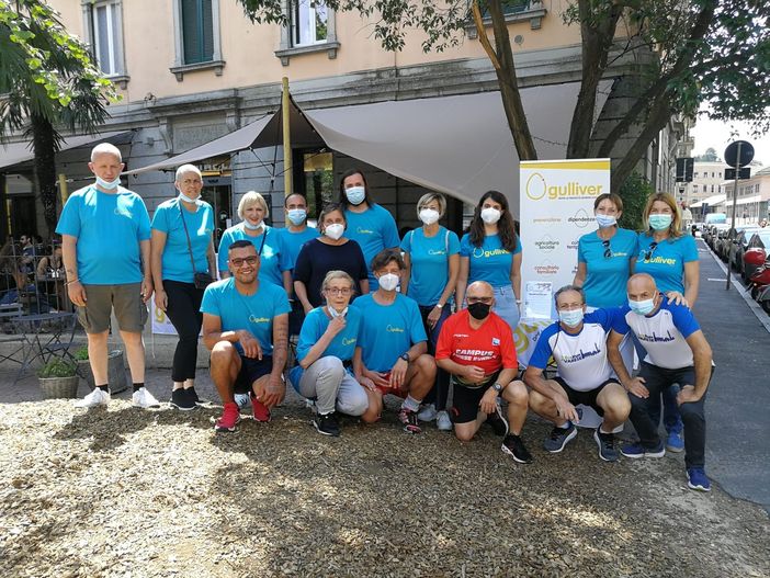 Gli ospiti e gli operatori del Centro Gulliver, prima di inaugurare la staffetta di 24 ore.