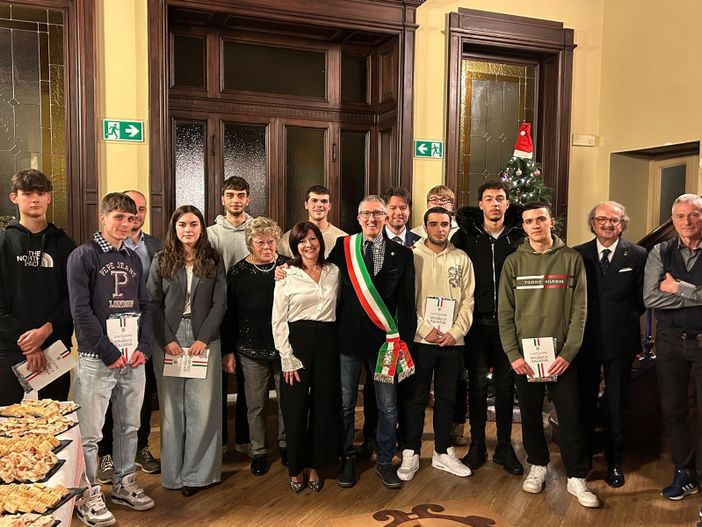 Da sinistra alcuni dei giovani premiati in Comune a Gazzada Schianno: Federico Stievano, Lucrezia Orlando, Giovanni Paolo Nicora, Marco Achini, Davide Guzzi, Tommaso Perrucconi, Davi Felipe Fagundes e Fabio Zini