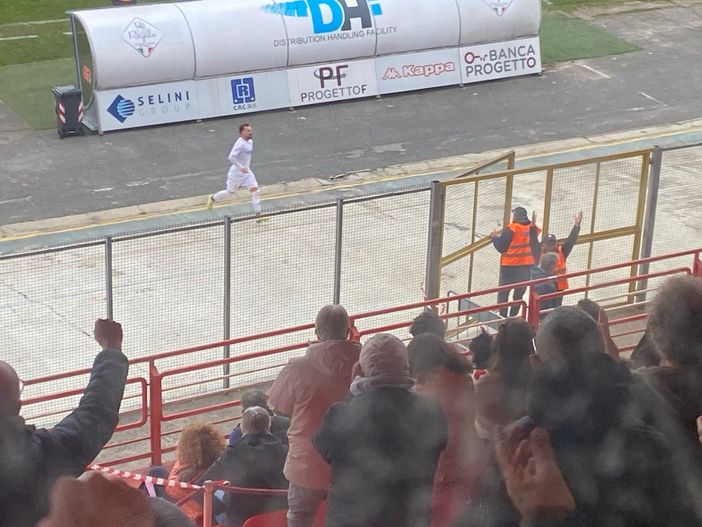 Ferdinando Vitofrancesco, 36 anni, capitano del Varese corre sotto la tribuna dopo il gol decisivo contro il Vado