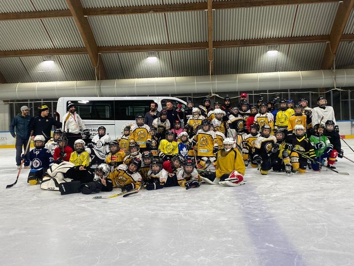 I piccoli Mastini sul ghiaccio insieme al nuovo e fiammante pullmino che li porterà in trasferta I piccoli Mastini sul ghiaccio insieme al nuovo e fiammante pullmino che li porterà in trasferta