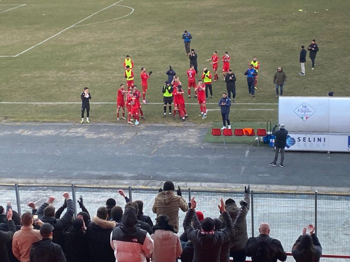 Il Varese sa soffrire ed è secondo: Bonaccorsi-gol basta per sorpassare il Vado travolto dal Bra Il Varese sa soffrire ed è secondo: Bonaccorsi-gol basta per sorpassare il Vado travolto dal Bra