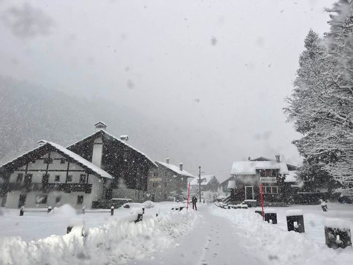 Gli scatti, postati live da Giuliana Colombo Canavesi sul gruppo Facebook Macugnaga.net, ritraggono Macugnaga sotto la fitta nevicata di oggi, venerdì 10 gennaio Gli scatti, postati live da Giuliana Colombo Canavesi sul gruppo Facebook Macugnaga.net, ritraggono Macugnaga sotto la fitta nevicata di oggi, venerdì 10 gennaio