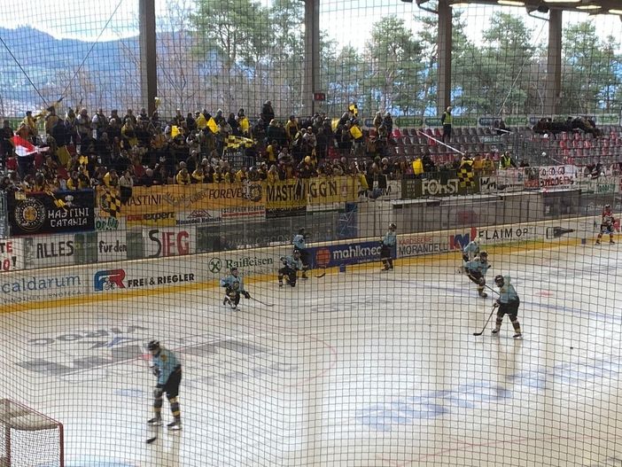 Popolo giallonero a Caldaro per la finale del 2023 (foto archivio VareseNoi)