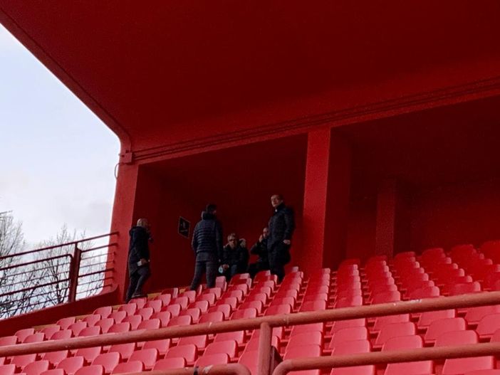 Il summit finale in cima alla tribuna tra Rosati, lo sponsor Lo Pinto, il ds Califano, il consulente di mercato Scandola e il presidente Amirante