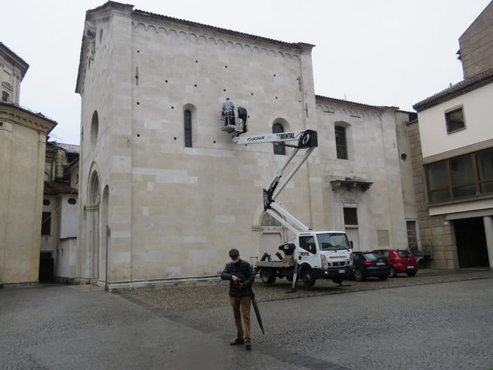 Intervento al battistero di Varese per favorire il rondone pallido e impedire l'accesso ai piccioni