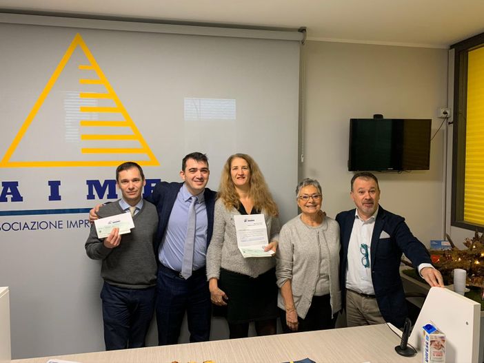 Due assegni in beneficenza dagli amministratori di condominio: «Un aiuto alle persone che si spendono per fare del bene sul territorio»