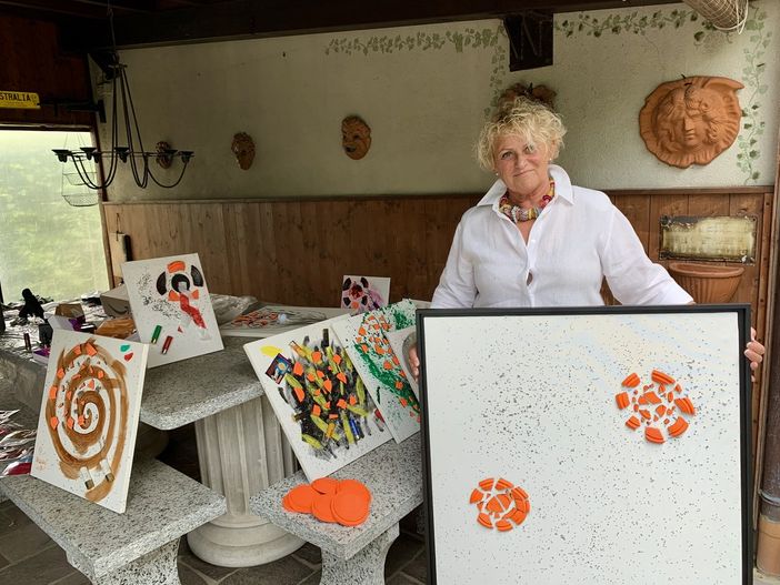 Giovanna Pasello mostra una delle sue opere che saranno esposte a Porto Ceresio da sabato al 9 agosto Giovanna Pasello mostra una delle sue opere che saranno esposte a Porto Ceresio da sabato al 9 agosto