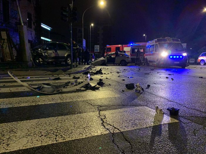 Tremendo incidente nella notte all'uscita dell'autostrada di Varese: macchine distrutte, feriti quattro ragazzi e un 46enne (FOTO)