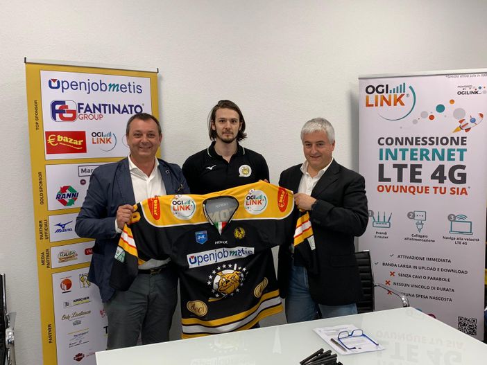 Matteo Torchio, Andrea Schina e il Ceo di OGILink Diego Sampaoli con la divisa da trasferta dei Mastini