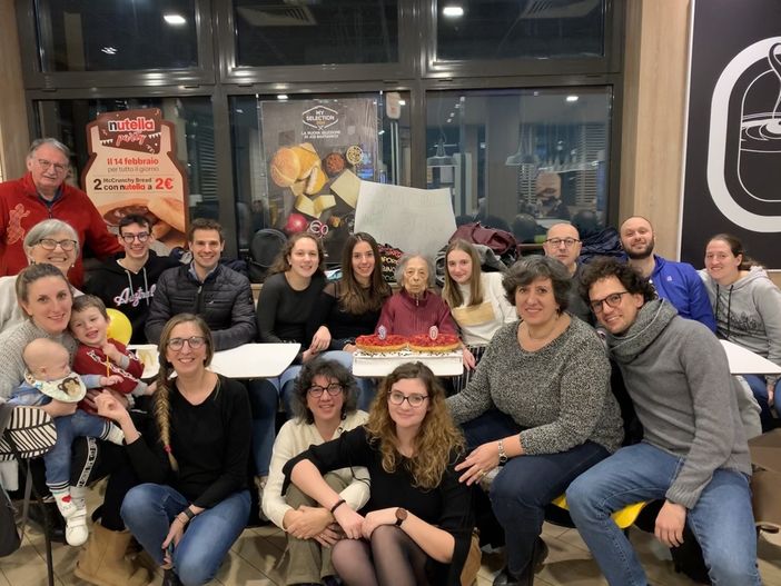 Cinque generazioni riunite per festeggiare un grande traguardo Cinque generazioni riunite per festeggiare un grande traguardo