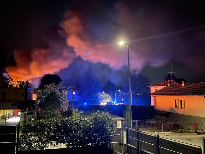 FOTO e VIDEO. Fiamme e fumo in via Oriani. A fuoco i tetti di due case, zona senza corrente FOTO e VIDEO. Fiamme e fumo in via Oriani. A fuoco i tetti di due case, zona senza corrente