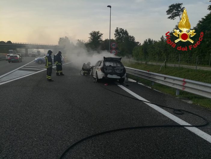 Auto in fiamme in autostrada: paura per il conducente Auto in fiamme in autostrada: paura per il conducente