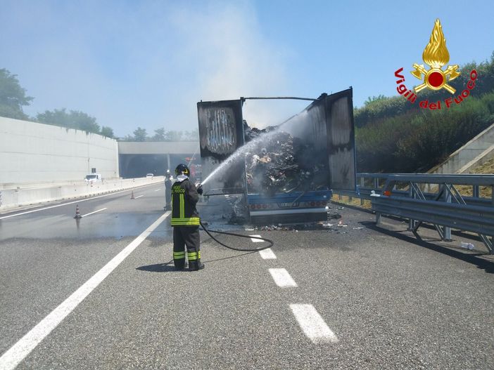 Rimorchio in fiamme sulla Pedemontana. Intervengono i vigili del fuoco Rimorchio in fiamme sulla Pedemontana. Intervengono i vigili del fuoco