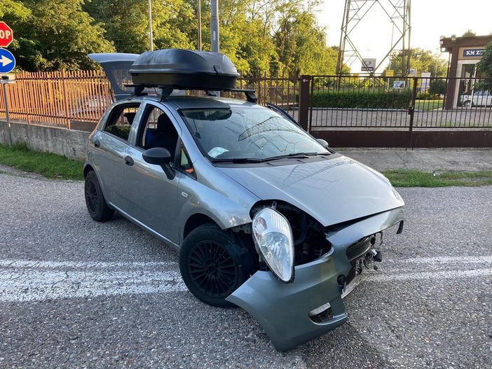 Marnate, auto contro un ostacolo: a bordo anche tre bambini Marnate, auto contro un ostacolo: a bordo anche tre bambini
