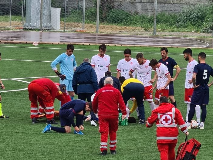 Il momento dell'infortunio a Romeo, a cui tutta la squadra ha dedicato la vittoria
