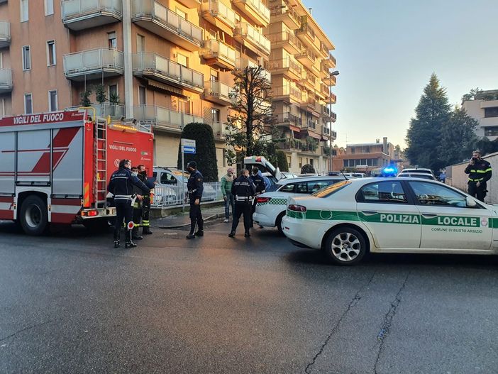 FOTO. Busto Arsizio, operaio cade da un ponteggio in via Ferrer: è grave FOTO. Busto Arsizio, operaio cade da un ponteggio in via Ferrer: è grave