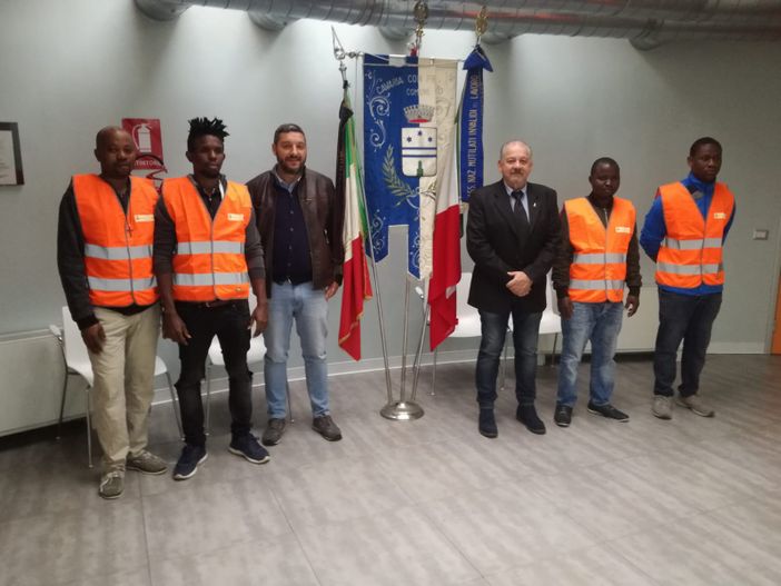 Vera accoglienza e integrazione a Cavaria: «Martins, Kevin, Stephen e Monday ci aiuteranno a tenere in ordine il nostro paese. Benvenuti»