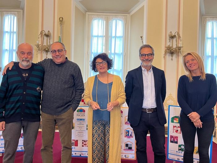 La presentazione della fase autunnale del progetto "La Scatola Magica" di questa mattina in Comune con gli assessori Dimaggio e Laforgia e la presidente della commissione cultura Manuela Lozza. Sotto le locandine con gli eventi La presentazione della fase autunnale del progetto "La Scatola Magica" di questa mattina in Comune con gli assessori Dimaggio e Laforgia e la presidente della commissione cultura Manuela Lozza. Sotto le locandine con gli eventi