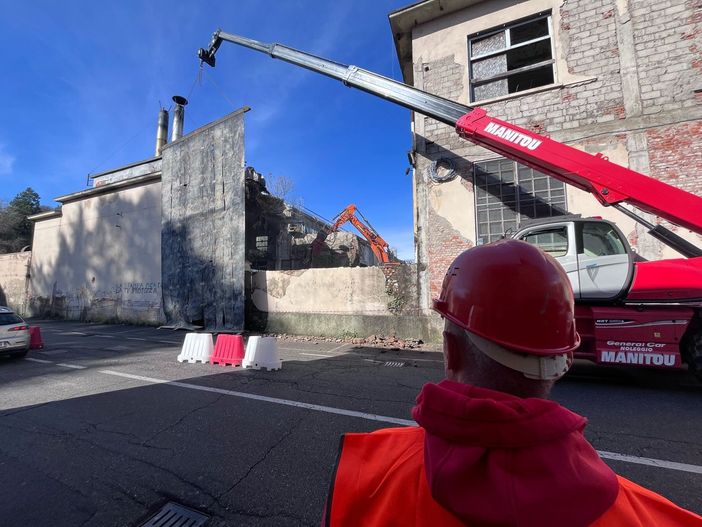 VIDEO. Ex Aermacchi, iniziata la demolizione su via Castoldi: traffico a senso unico alternato