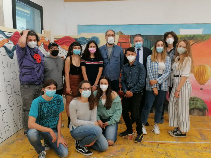 I ragazzi del Liceo Frattini "vestono" la sede di Acsm Agam I ragazzi del Liceo Frattini "vestono" la sede di Acsm Agam