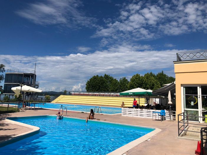 Primo sole e primi bagni al Lido della Schiranna che ha riaperto ieri Primo sole e primi bagni al Lido della Schiranna che ha riaperto ieri