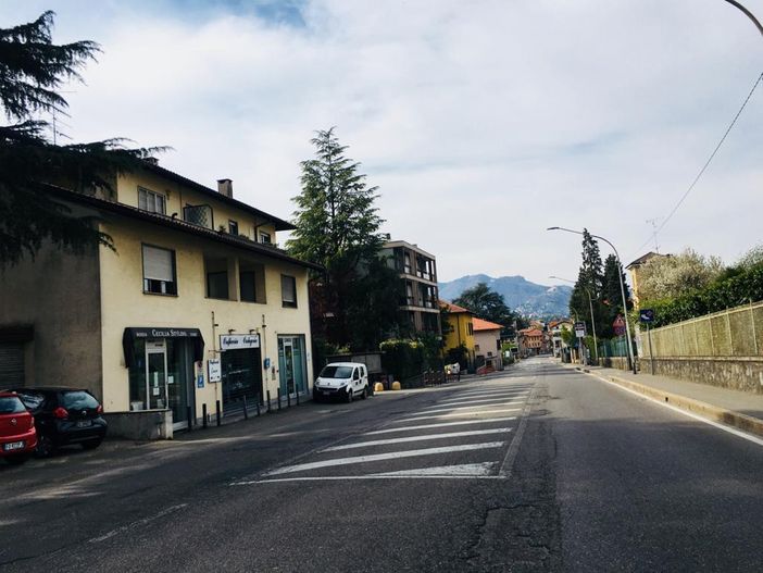 Riaperture, indiscrezioni a spizzichi e bocconi: il 4 maggio ok a manifatturiero, edilizia e spostamenti solo in regione. Negozi, bar e ristoranti forse da metà mese Riaperture, indiscrezioni a spizzichi e bocconi: il 4 maggio ok a manifatturiero, edilizia e spostamenti solo in regione. Negozi, bar e ristoranti forse da metà mese