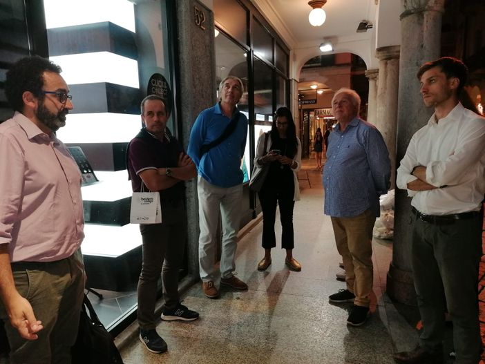 "Varese Cambia Luce" arriva in centro, commercianti riuniti per scegliere la nuova illuminazione pubblica "Varese Cambia Luce" arriva in centro, commercianti riuniti per scegliere la nuova illuminazione pubblica